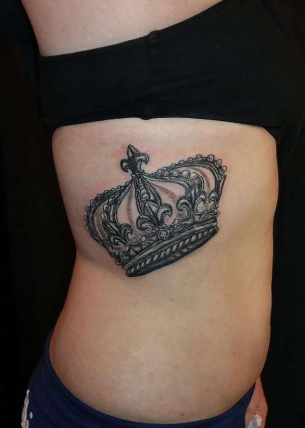 Tatuaje de corona en las costillas