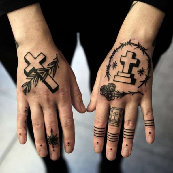 Tatuajes de cruz en las manos