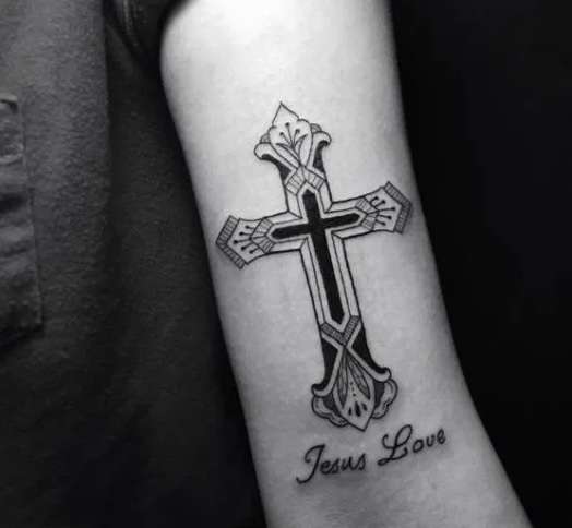 Tatuaje de cruz en blanco y negro