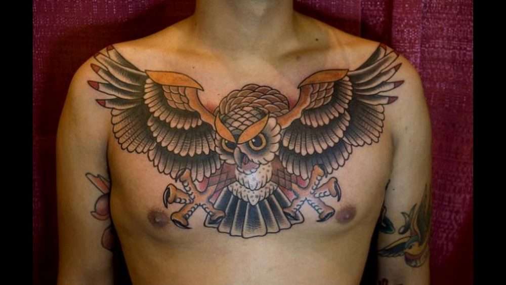 Tatuaje de búho grande en el pecho