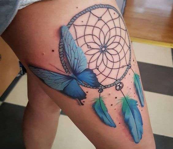 Tatuaje de atrapasueños y mariposa