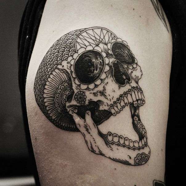 Tatuaje de calavera en blanco y negro