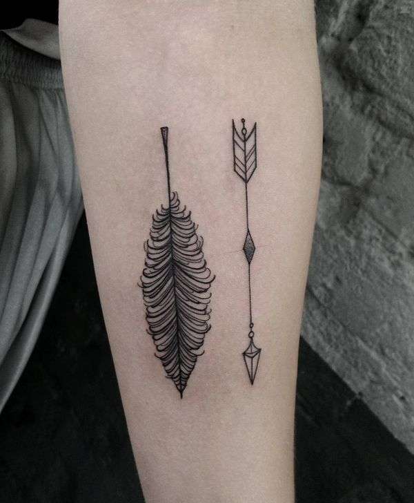 Tatuaje de flecha y pluma