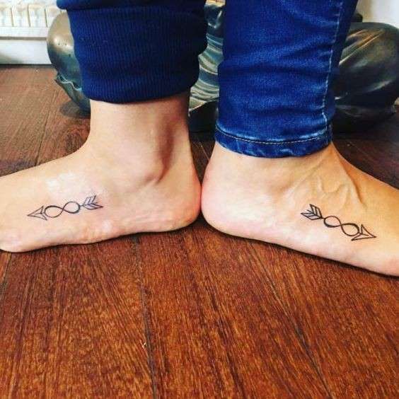 Tatuaje de infinito en el pie