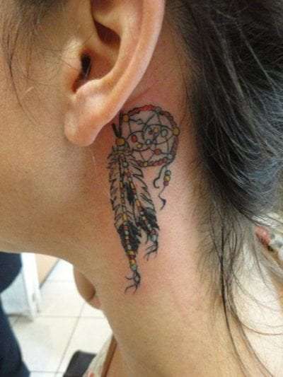 Tatuaje de atrapasueños detrás de la oreja