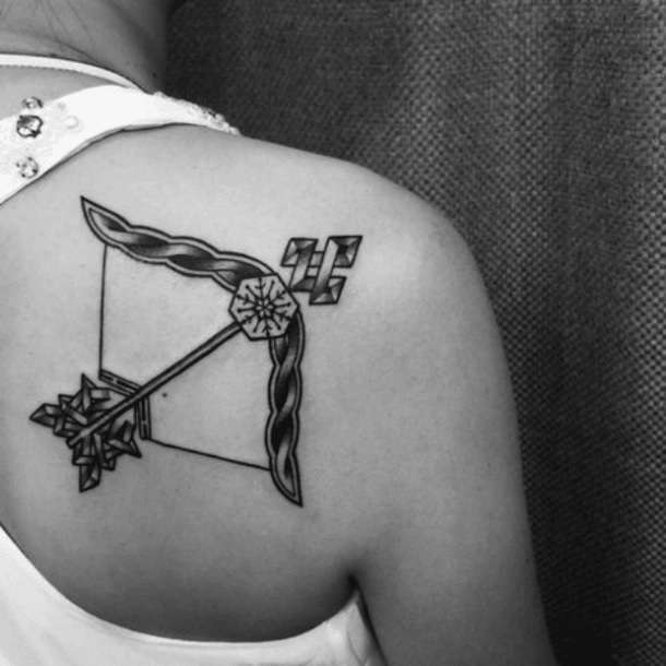 Tatuaje de arco y flecha