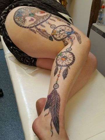 Tatuaje de atrapasueños en la pierna