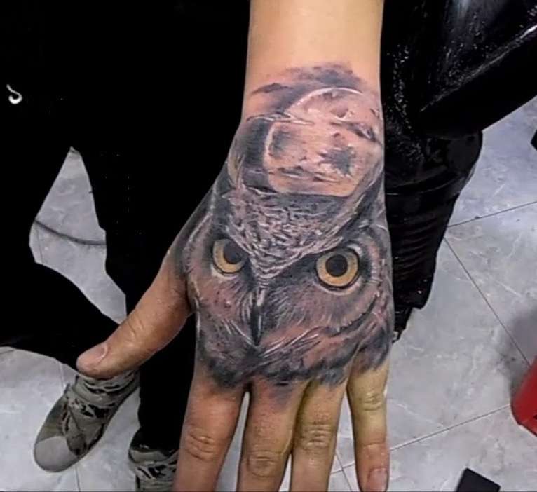 Tatuaje de búho en la mano