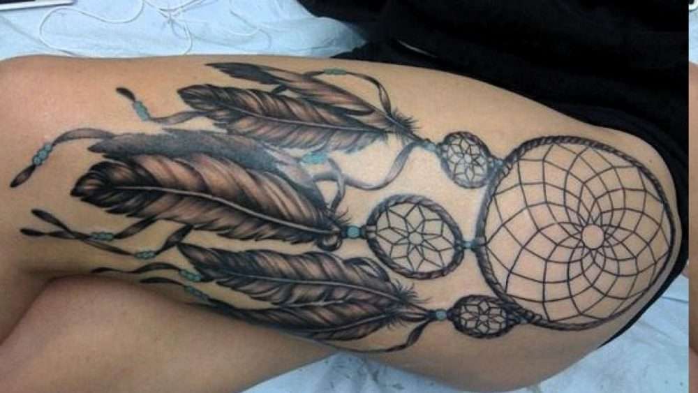 Tatuaje de atrapasueños en el muslo