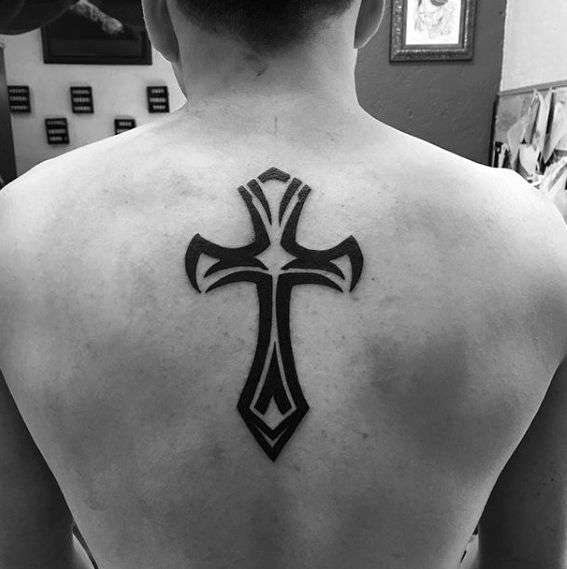 Tatuaje de cruz blackwork
