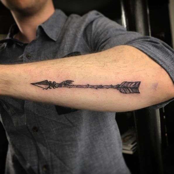 Tatuaje de flecha en antebrazo