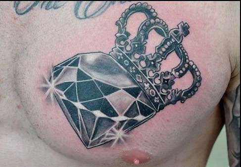 Tatuaje de corona y diamante en el pecho