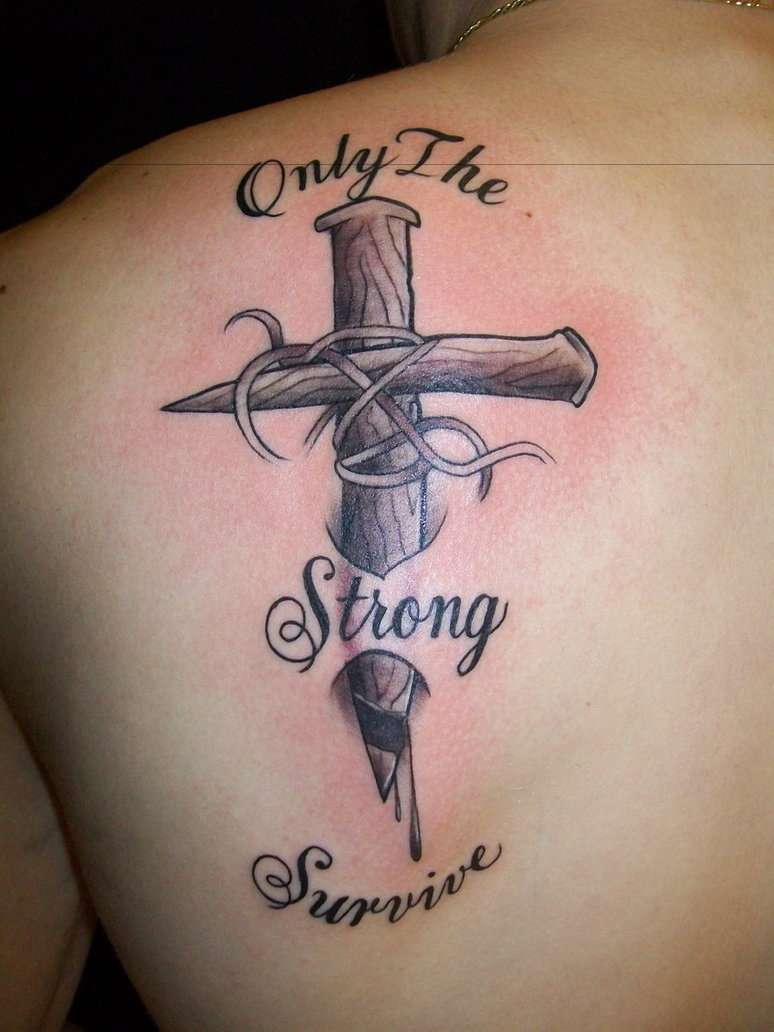 Tatuaje de cruz con frase