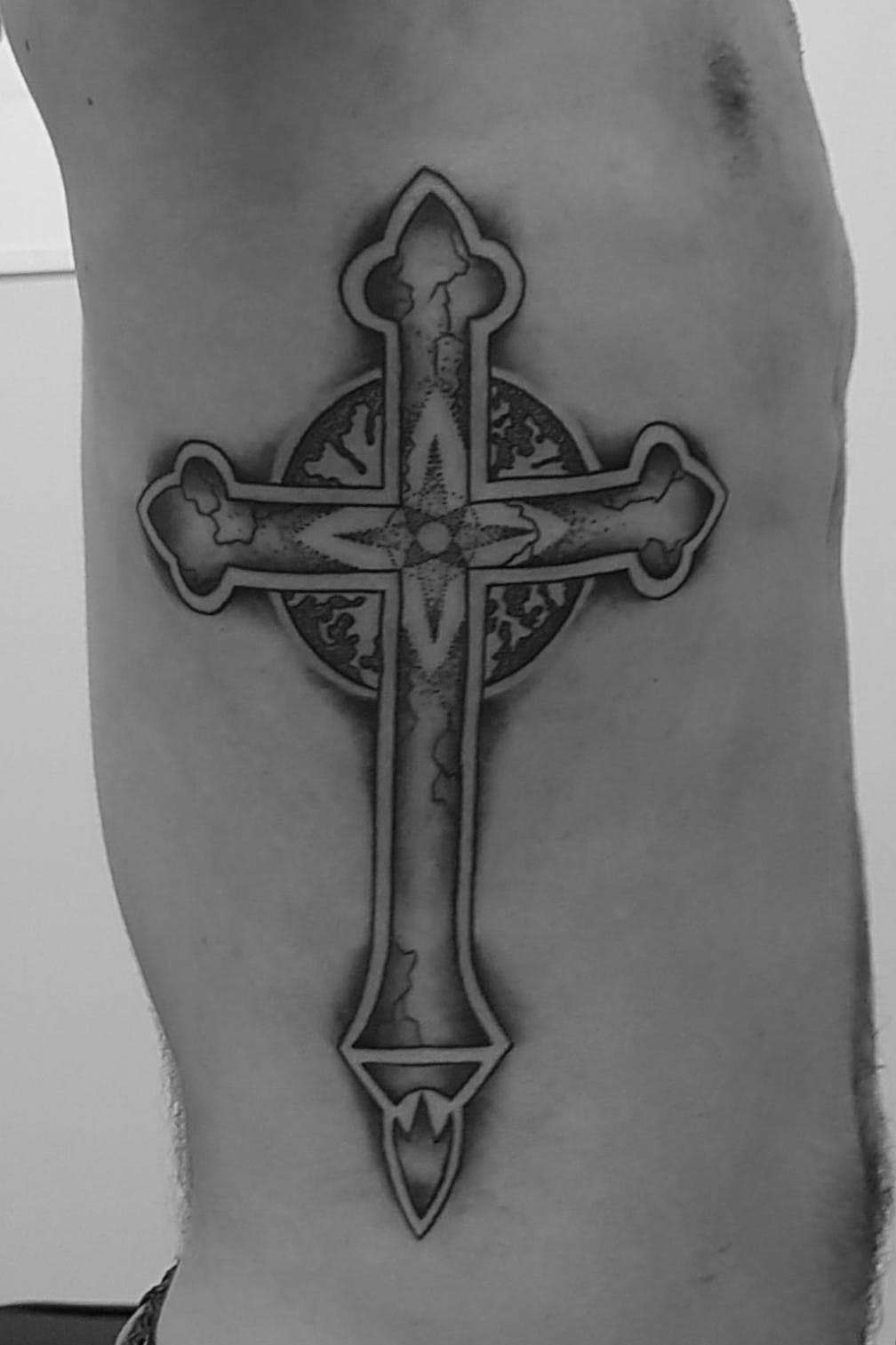Tatuaje de cruz grande en las costillas