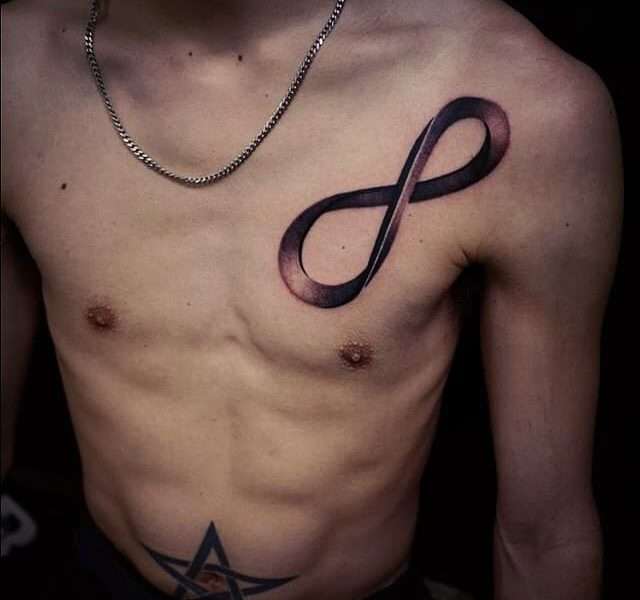 Tatuaje de infinito en el pecho