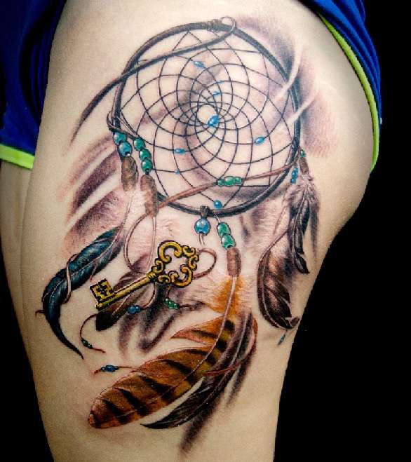 Tatuaje de atrapasueños, con plumas y llave
