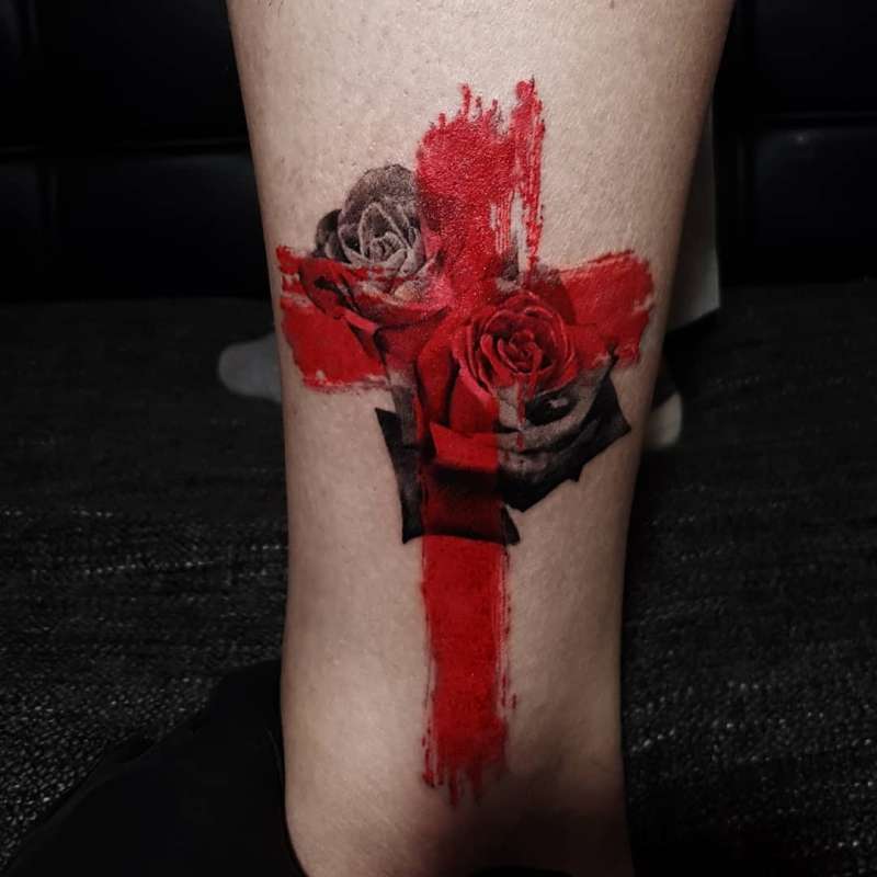 Tatuaje de cruz roja con rosas