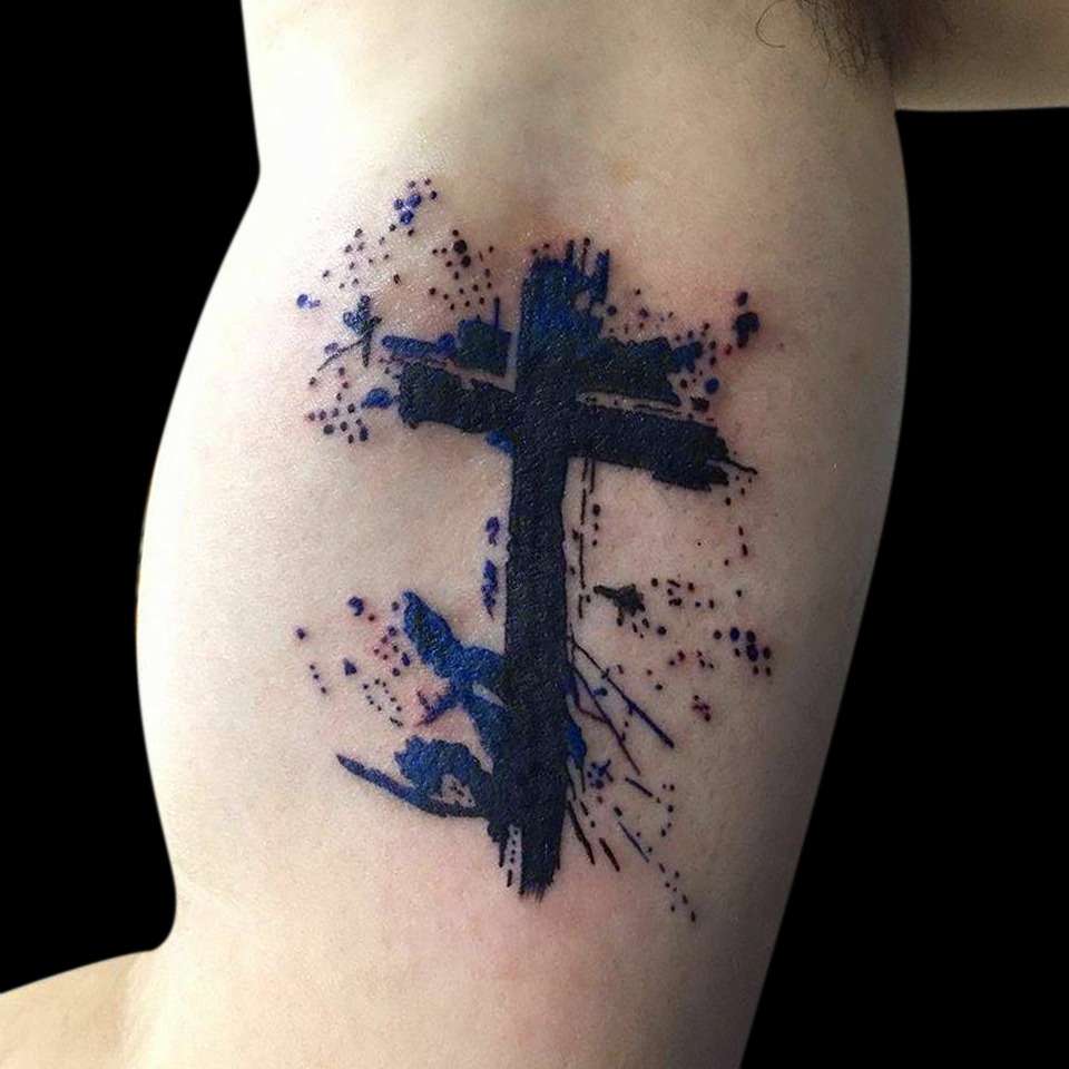 Tatuaje de cruz con detalles en azul