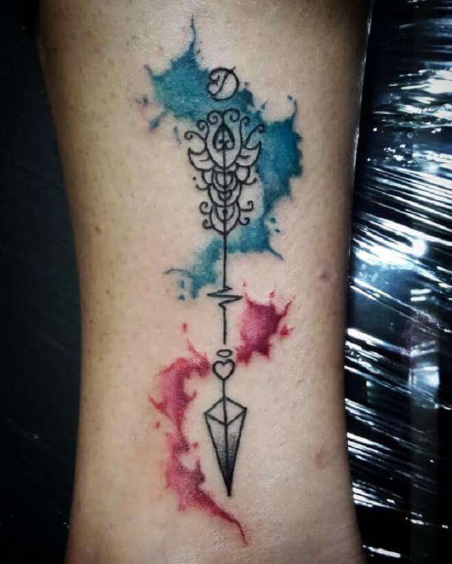 Tatuaje de flecha en negro, azul y rojo