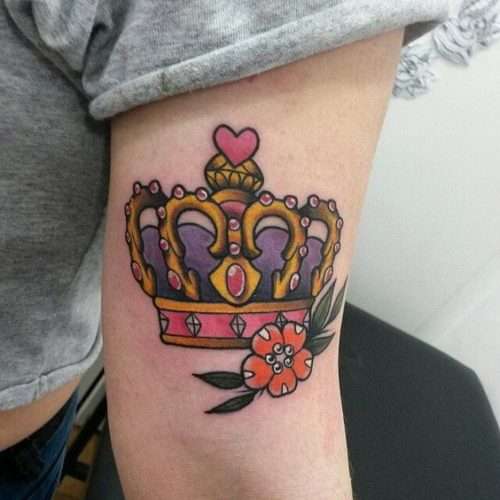 Tatuaje de corona y flor