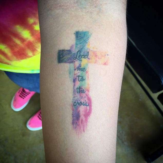Tatuaje de cruz en acuarela
