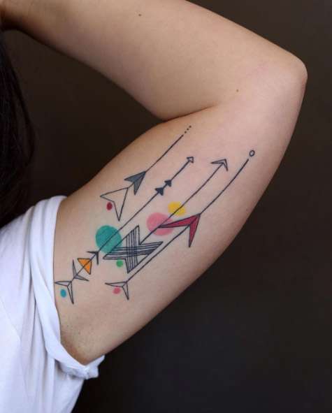 Tatuaje de flecha en el brazo
