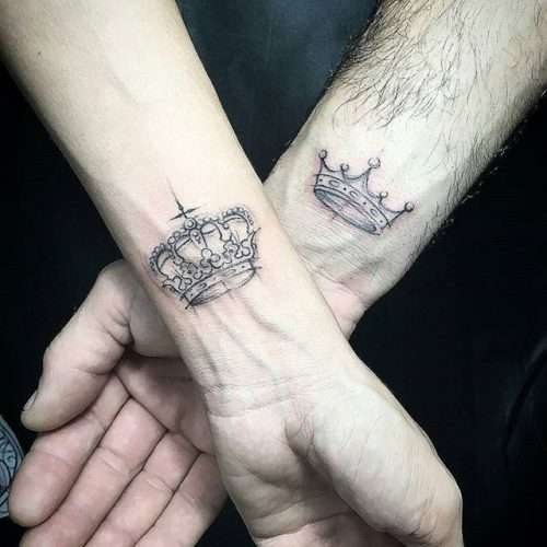 Tatuaje de coronas en pareja 2