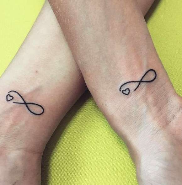 Tatuaje de infinito en pareja