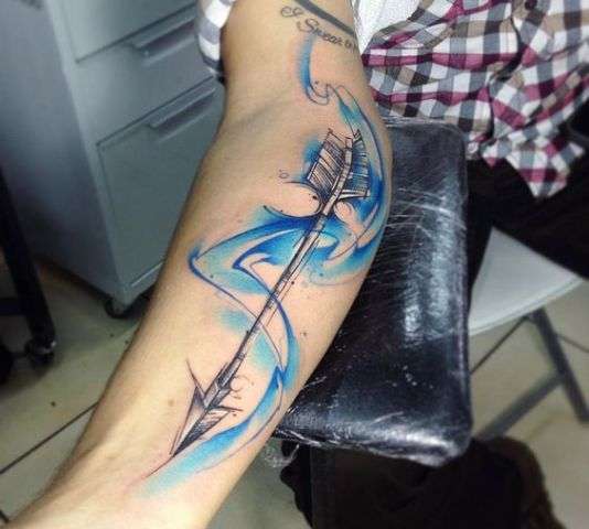 Tatuaje de flecha en negro y azul