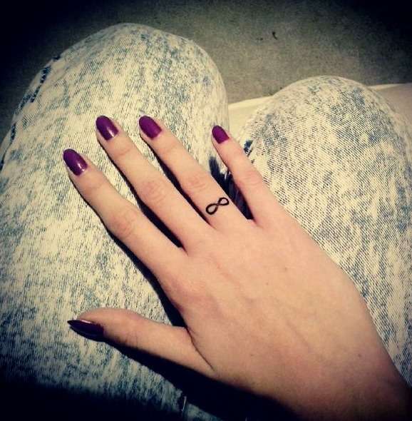 Tatuaje de infinito pequeño en el dedo
