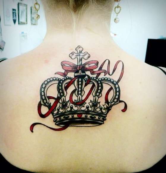 Tatuaje de corona con lazo rojo