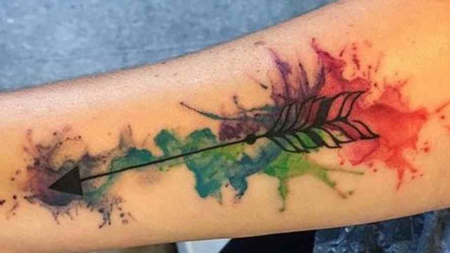 Tatuaje de flecha acuarela