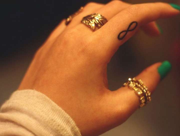 Tatuaje de infinito en lateral del dedo