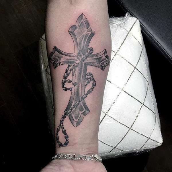 Tatuaje de cruz y rosario