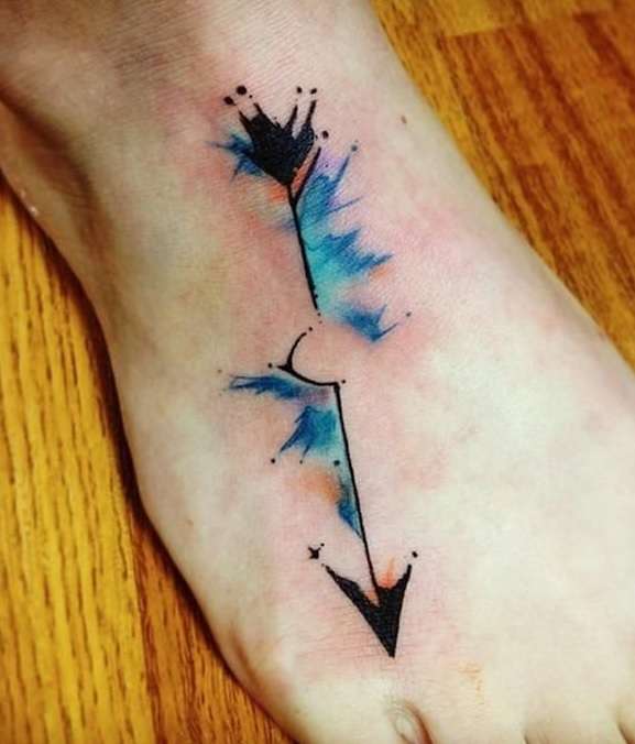Tatuaje de flecha en el pie