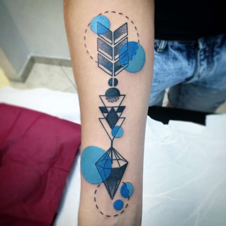 Tatuaje de flecha triángulos negros y círculos azules