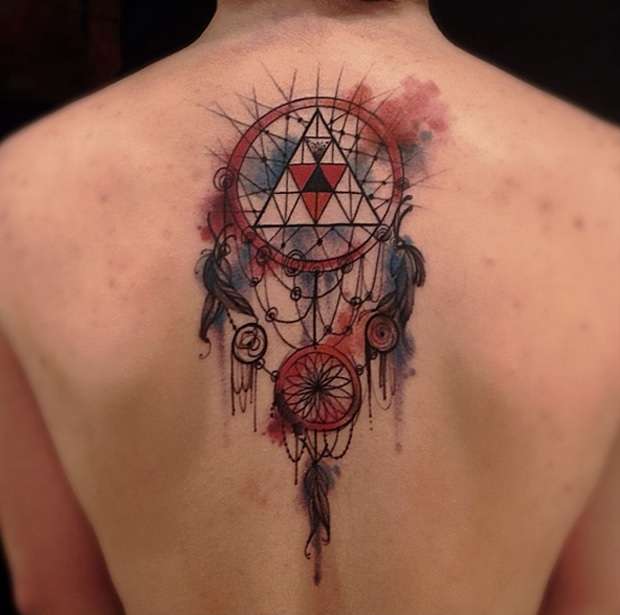 Tatuaje de atrapasueños en la espalda