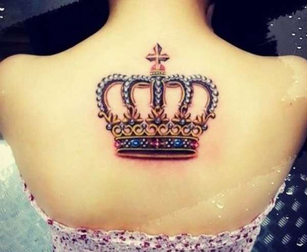 Tatuaje de corona en la espalda