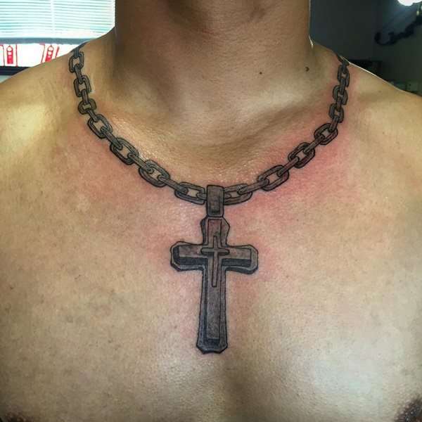 Tatuaje de cruz en el pecho
