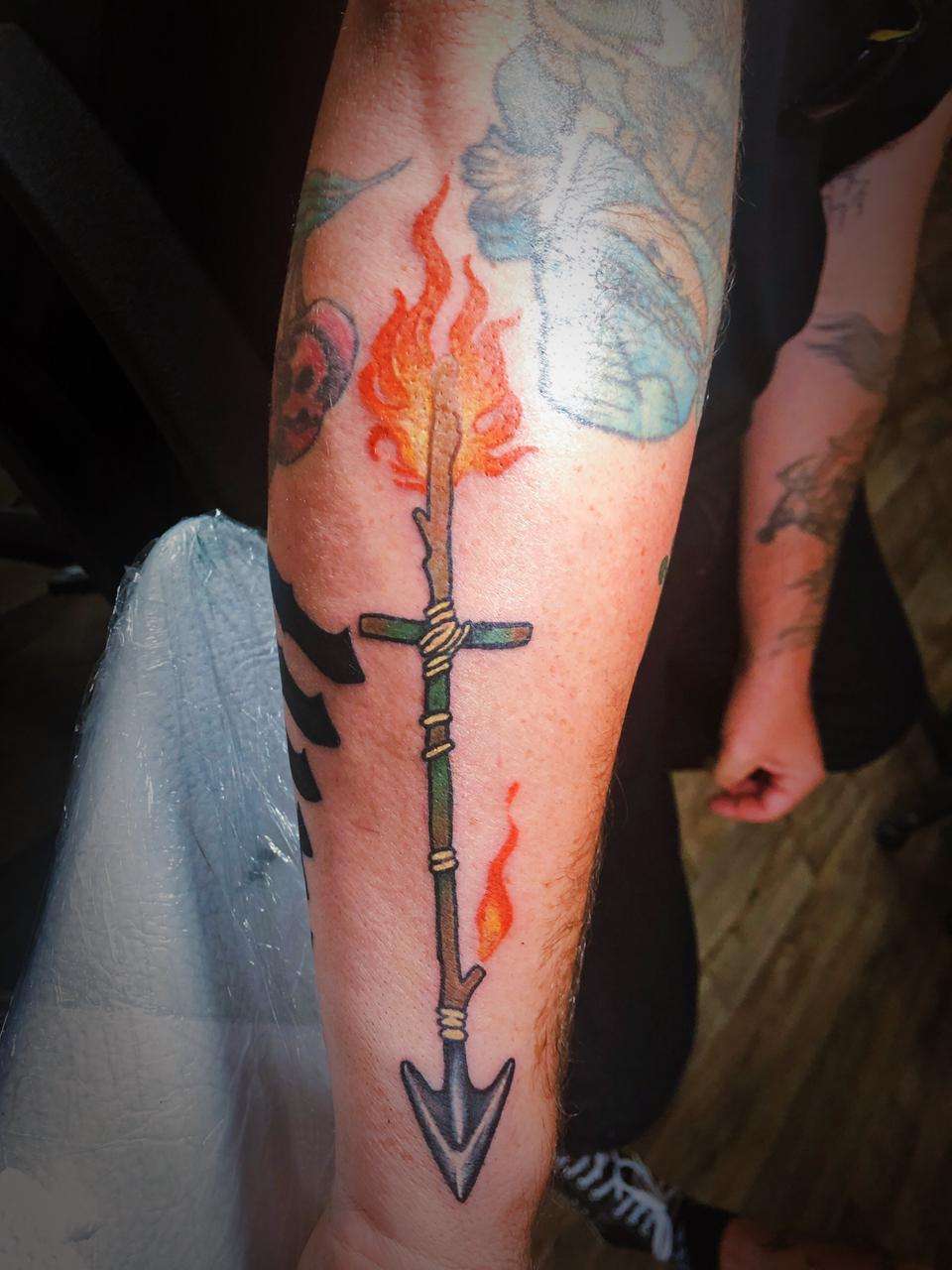 Tatuaje de flecha y cruz de fuego