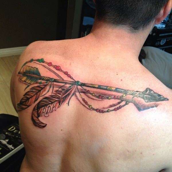 Tatuaje de flecha grande en la espalda