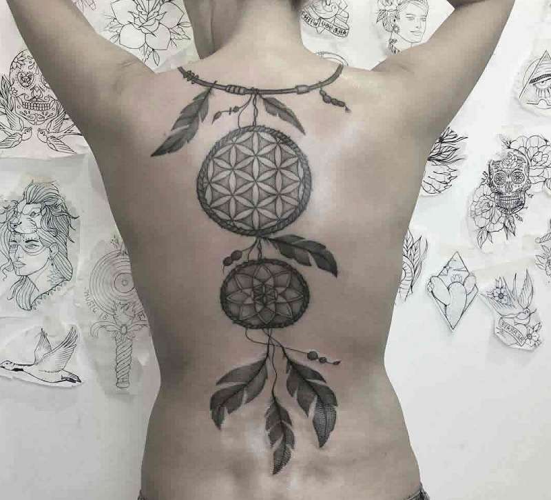 Tatuaje de atrapasueños grande en la espalda