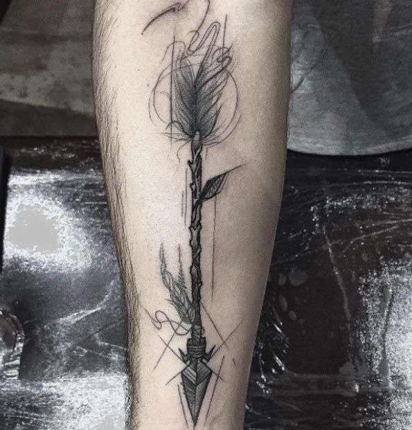Tatuaje de flecha en tinta negra