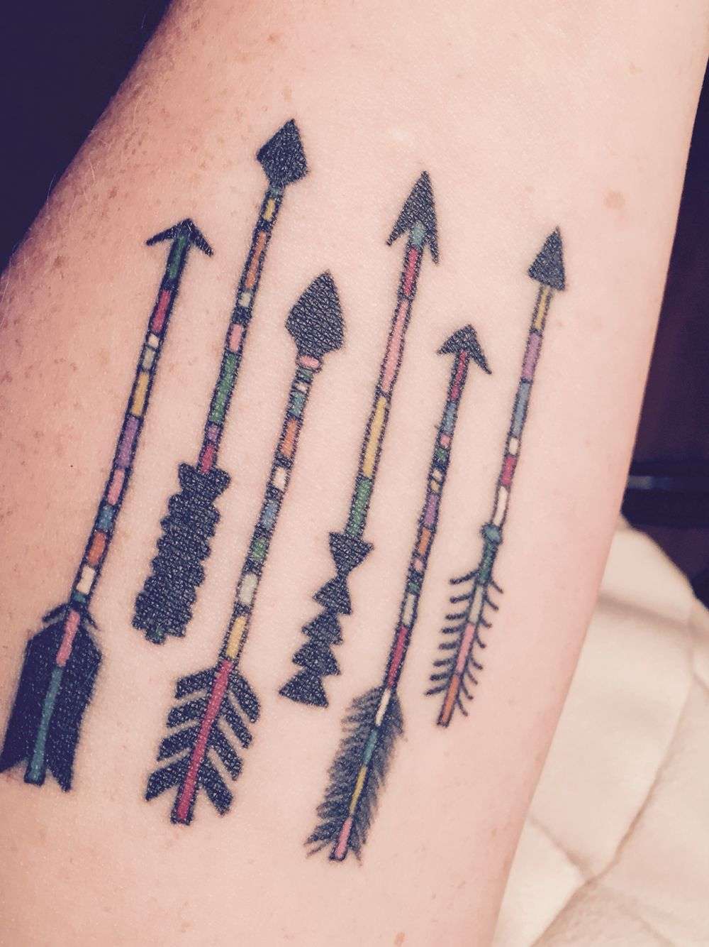 Tatuaje de seis flechas en colores