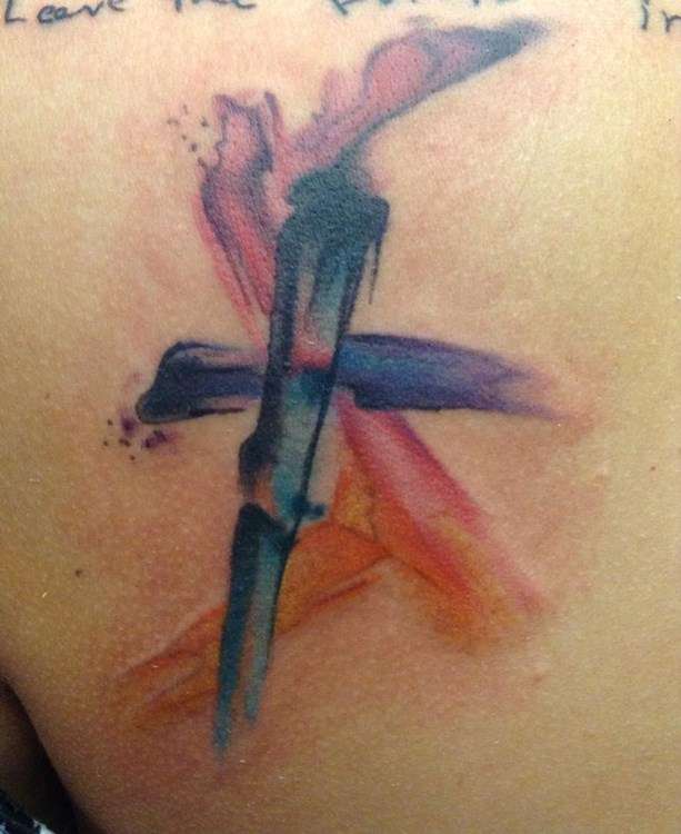 Tatuaje de cruz en colores