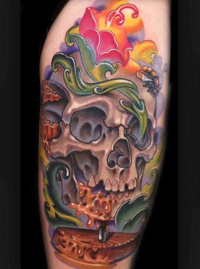 Tatuaje de calavera colorida