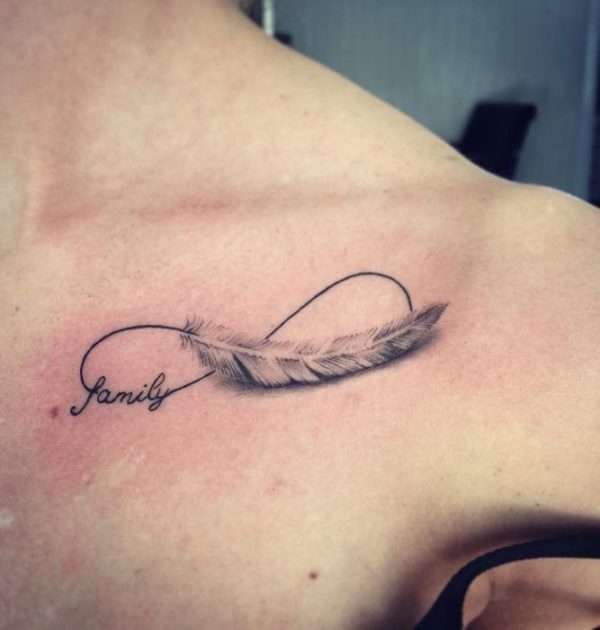 Tatuaje de infinito con pluma