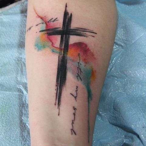 Tatuaje de cruz trazos negros y acuarela