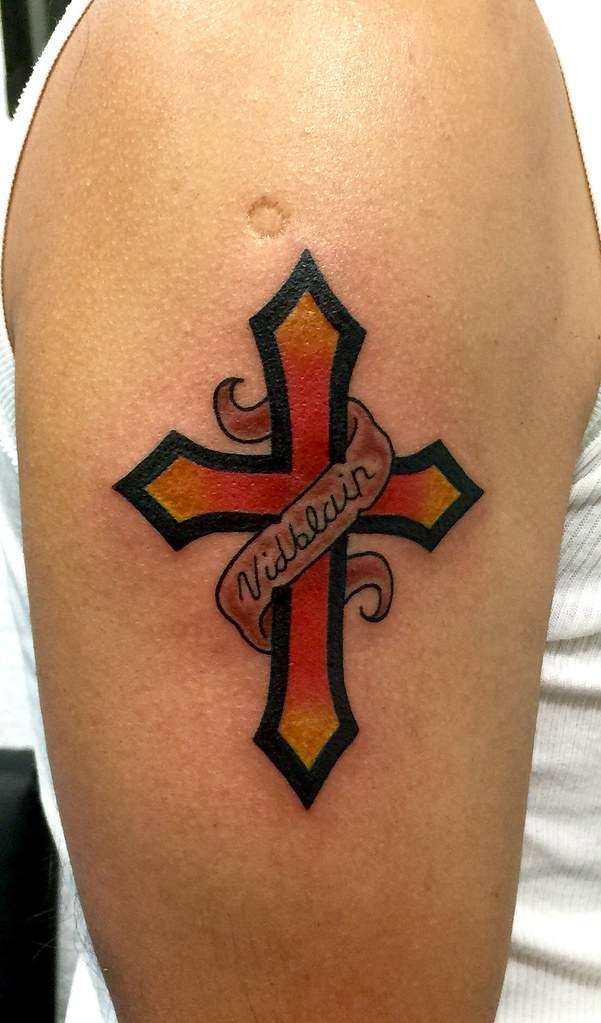 Tatuaje de cruz tonos naranja