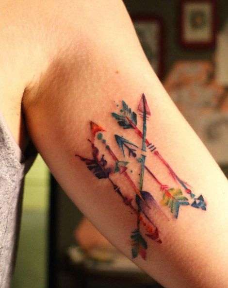 Tatuaje de cinco flechas